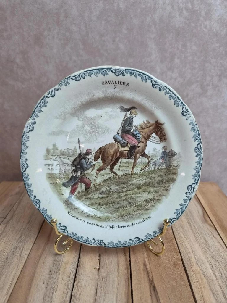Assiette parlante ancienne en terre de fer Hb & Cie – Cavaliers n°7 – polychrome